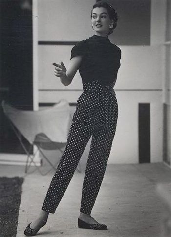 1950s polka dot pants with a V notch waisband 1950s Fashion Pants, 1950s Womens Pants, 1950s Pants, 50s Womens Fashion, 1950 Women, Fashion Through The Decades, 1950s Fashion Women, 50s Women, Polka Dot Pants