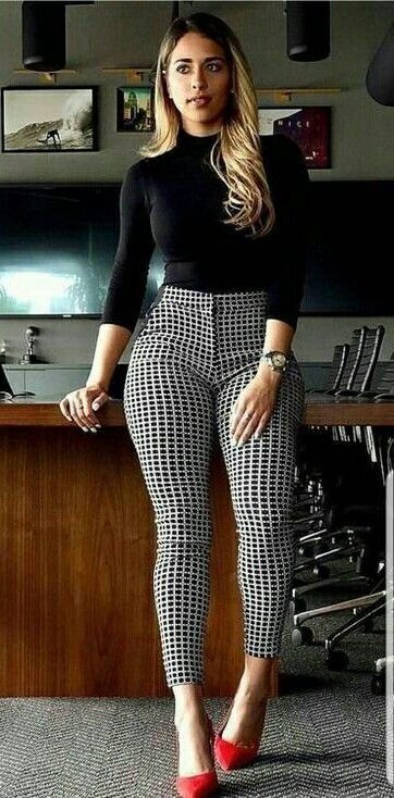 بريانكا شوبرا, Look Disco, Fashionable Work Outfit, Checkered Pants, Business Casual Outfits For Work, Elegante Casual, Classy Work Outfits, Stylish Work Outfits, Casual Work Outfits