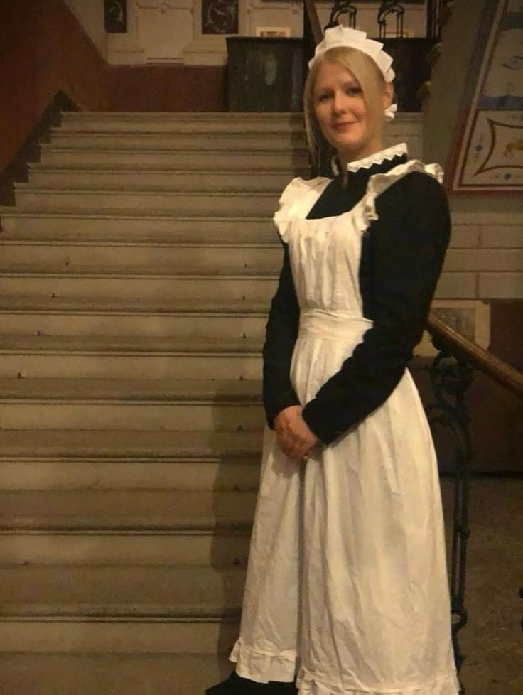 Victorian maid #victorianmaid #hotel #maid #uniform #sirvienta #chambermaid #housemaid #femmedechambre #dienstmeisje #dienstmädchen #kamermeisje #zimmermädchen #hotelmaid Edwardian Maid Uniform, French Maid Aesthetic, Maid Aesthetic, Bride Of Dracula, Hotel Maid, Maids Uniform, Maid Fancy Dress, Black Butler Oc, Butler Oc