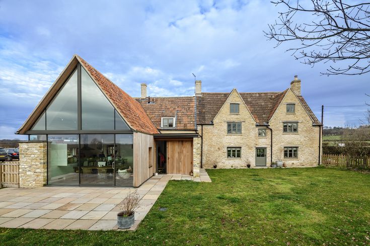 a house that is sitting in the grass