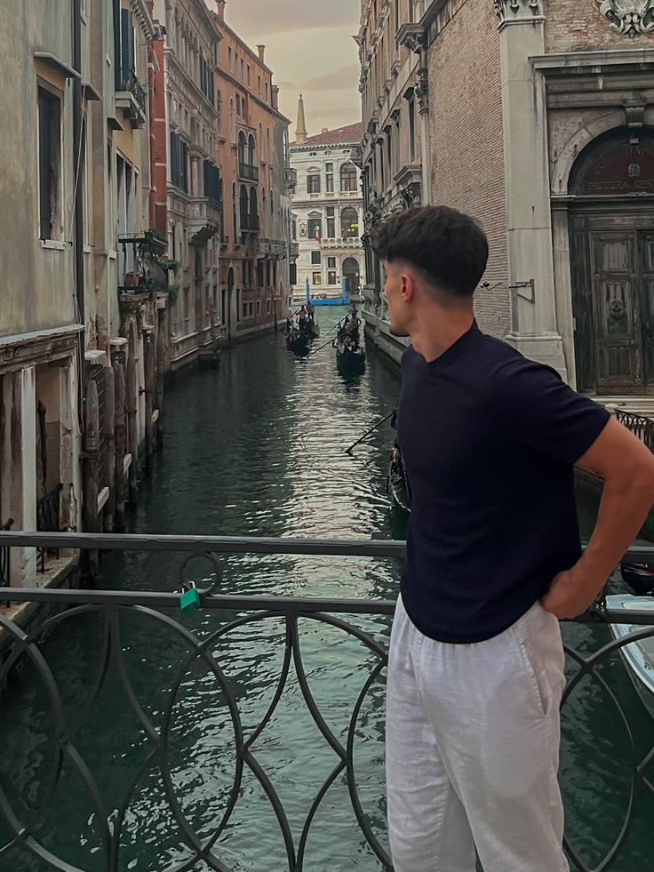 Old Money Picture Ideas, Travel Photo Poses Men, Old Money Poses Men, Men’s Instagram Ideas, Travel Pose Ideas, Aesthetic Pose For Men, Venice Poses, Venice Picture Ideas, Old Money Poses