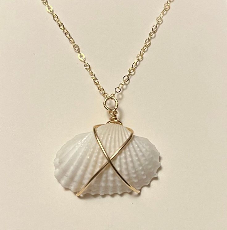 A white scallop shell centered on an 18-inch 14k gold-filled chain. Seashell Decorations, Shell Crafts Diy, Sea Shell Decor, Shell Decor, Craps, Seashell Jewelry, Scallop Shell, Seashell Crafts, Beach Crafts