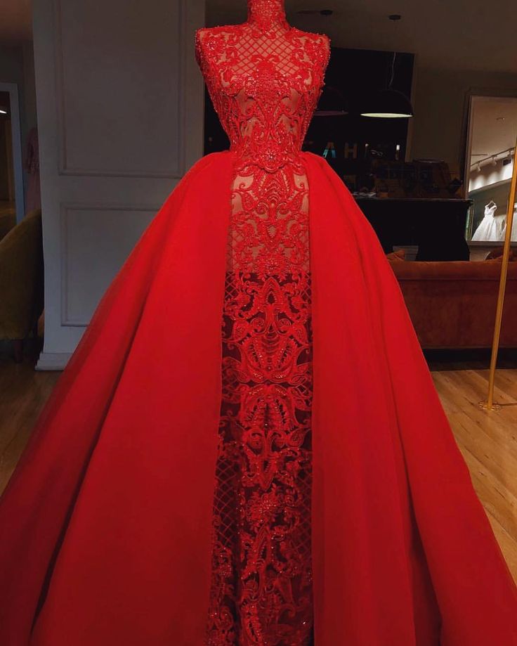 El modisto @valdrinsahitiofficial nos presenta esta propuesta en rojo escarlata compuesta por columna y polizón.  En detalle vemos una… Couture Dior, High Neck Prom Dress, Robes Glamour, Princess Prom Dresses, Ball Gowns Princess, Kampot, Lace Prom Dress, Red Prom, فستان سهرة