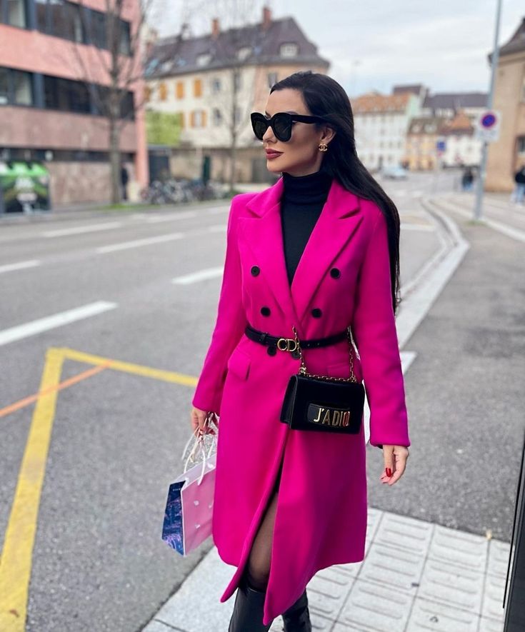 Outfit With Pink Coat, Fushia Coat Outfit, Hot Pink Trench Coat Outfit, Outfits Fucsia, Pink Coat Outfit, Spring Coat Outfit, Rock And Roll Fashion, Pink Trench Coat, Beige Outfit