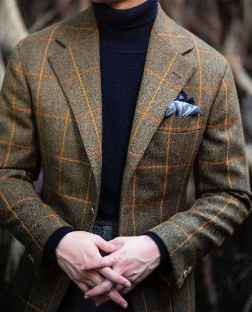 Turtle Neck Suit Men, Turtle Neck Suit, Turtle Neck Outfits, Latest Suit Styles, Tweed Jacket Men, Lapel Wedding, Older Mens Fashion, Harris Tweed Jacket, Mock Turtleneck Sweater