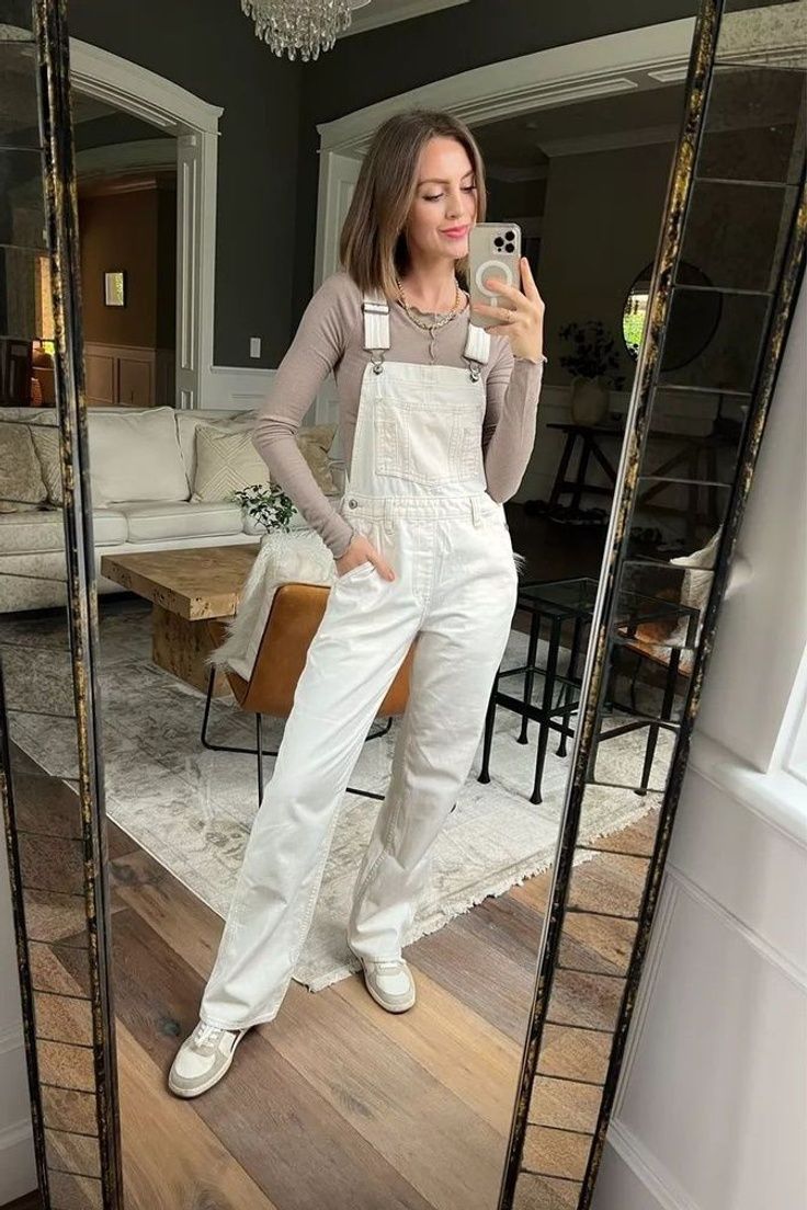 Ivory Overalls Outfit, Creme Overalls Outfit, White Overalls Outfit Winter, White Denim Overalls Outfit, Style White Overalls, Overalls Outfit Dressy, Beige Overalls Outfit, Cream Overalls Outfit, White Dungarees Outfits