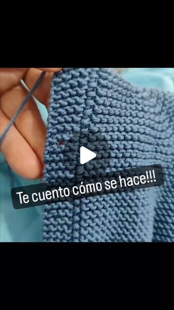 someone is knitting a blue tie with the words te cuento comose hace