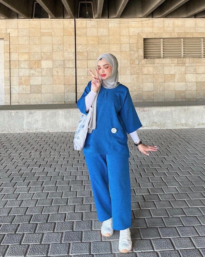 Scrubs With Hijab, Hijabi Nurse, Hijabi Doctor Outfit, Work Problems, Nurse Outfit Scrubs, Medical Scrubs Fashion, Medical Scrubs Outfit, Doctor Scrubs, Scrub Style