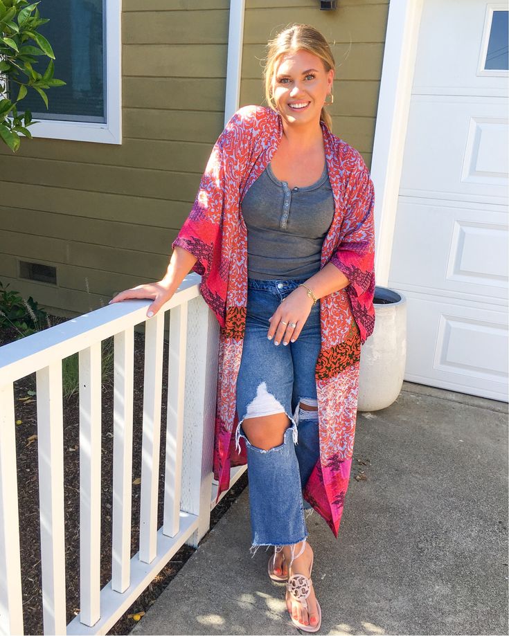 Midsize Outfits Over 50, Spring Summer Outfits Casual, Mombod Outfits, Summer Outfits For Midsize, Casual Spring Kimono With Relaxed Fit, Plus Size Kimono Outfit, Kimono And Graphic Tee Outfit, Long One-size Kimono For Day Out, One-size Kimono For Summer Vacation