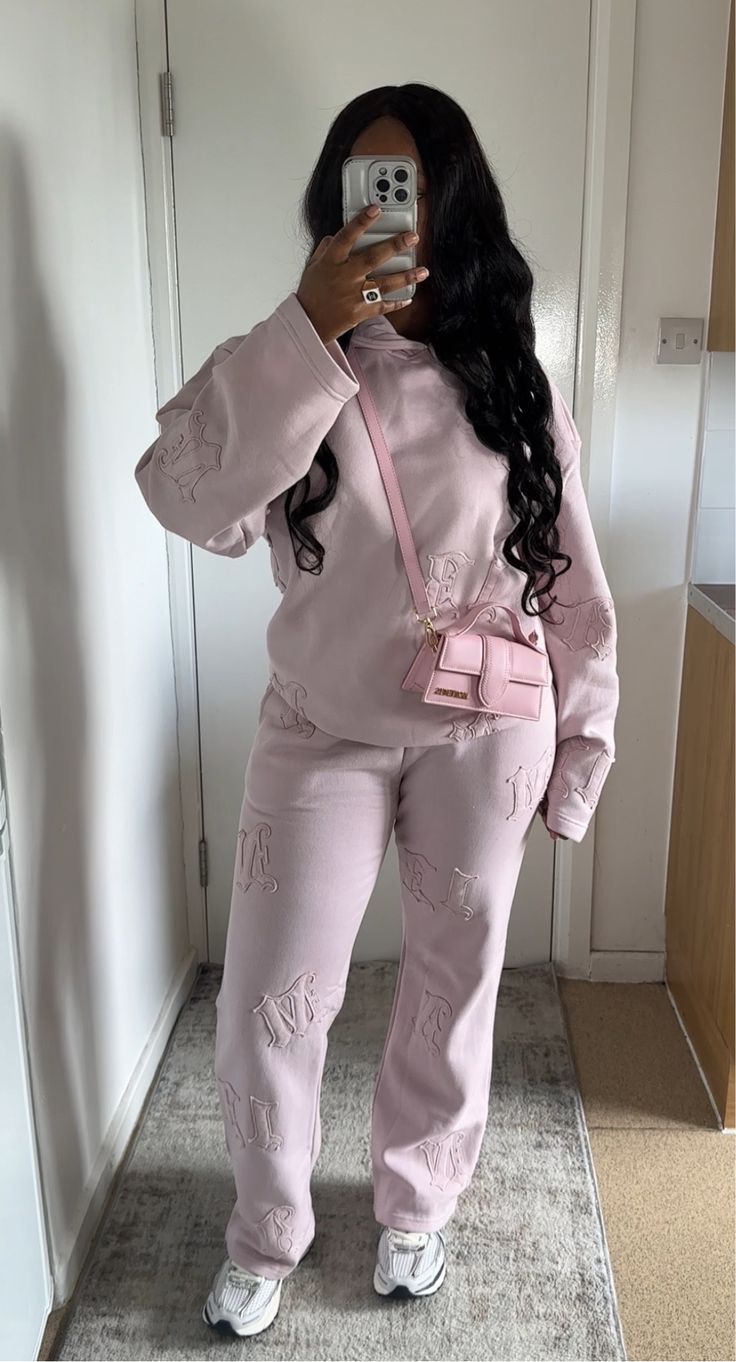 Women In Tracksuits, Pink Outfits For Winter, 2024 Trending Outfits, Long Sleeve Outfits Black Women, Winter Inspo Outfits 2024, Winter Outfit Inspo Black Women, Nike Zoom Vomero 5 Outfit Women, Two Piece Outfits Black Women, Nike Zoom Vomero 5 Outfit