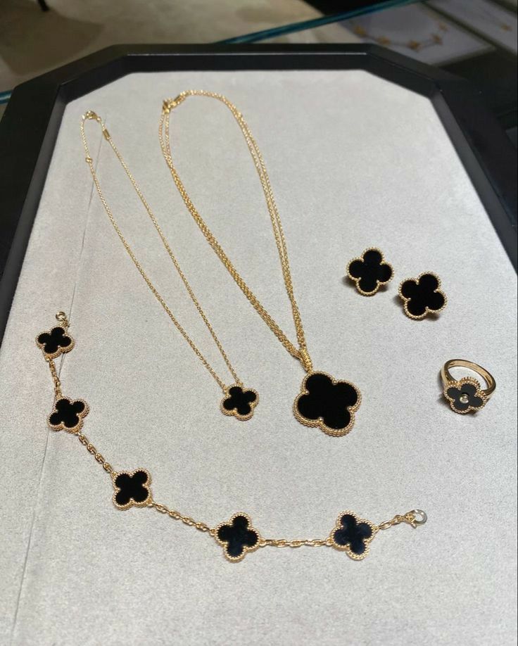 Van Cleef Arpels Black, Vca Jewelry, Vintage Alhambra Bracelet, Alhambra Bracelet, خواتم خطوبة, قلادات متدلية, Van Cleef And Arpels Jewelry, Neck Pieces Jewelry, Pretty Jewelry Necklaces