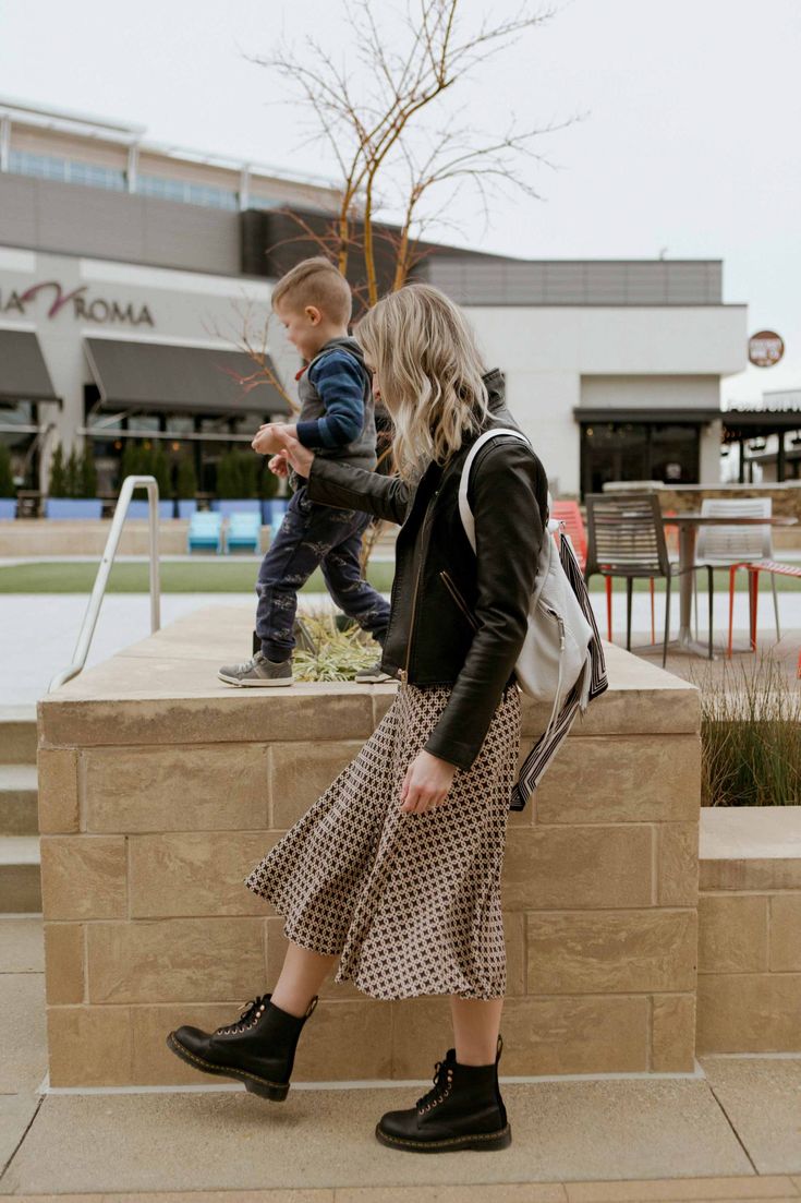 3 WAYS TO WEAR DOC MARTENS (BIG FEET? YES, YOU TOO CAN WEAR THEM) | We got down & styled the Doc Marten Pascal Boots 3 ways: Cool AF w/ a comfy dress; everyday hip w/Levi's skinny jeans; a flirty little midi skirt for a feminine take on combat boots. | #TheMomEditStyle #HowToWearCombatBoots #WhatToWearWithCombatBoots #HowToStyleDocMartens #DocMartensOutfits #CombatBootsWomen #CombatBootsOutfits #DocMartensWithDresses #MidiDressAndBoots #DocMartensSkinnyJeansOutfits #LevisSkinnyJeansOutifts Dr. Marten Rometty Outfit, Dr Martin Outfits Women, Skirt And Combat Boots Outfit, Dr Martens Outfit Women, Dr Martens Outfit Ideas, Dr Martins Outfits, How To Wear Doc Martens, Chelsea Boot Outfits Women, Doc Martin Outfits