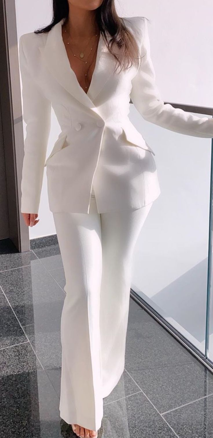 Graduation Outfits For Women, Grad Outfits, Cute Professional Outfits, Chique Outfit, Professional Outfits Women, Stylish Work Attire, White Suit, Business Casual Outfits For Work, Woman Suit Fashion