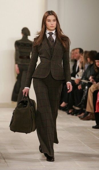 Woman In Suit, 90s Runway Fashion, Runway Fashion Couture, Mode Chanel, Runway Outfits, Winter Vest, Woman Suit Fashion, فستان سهرة, Mode Inspo