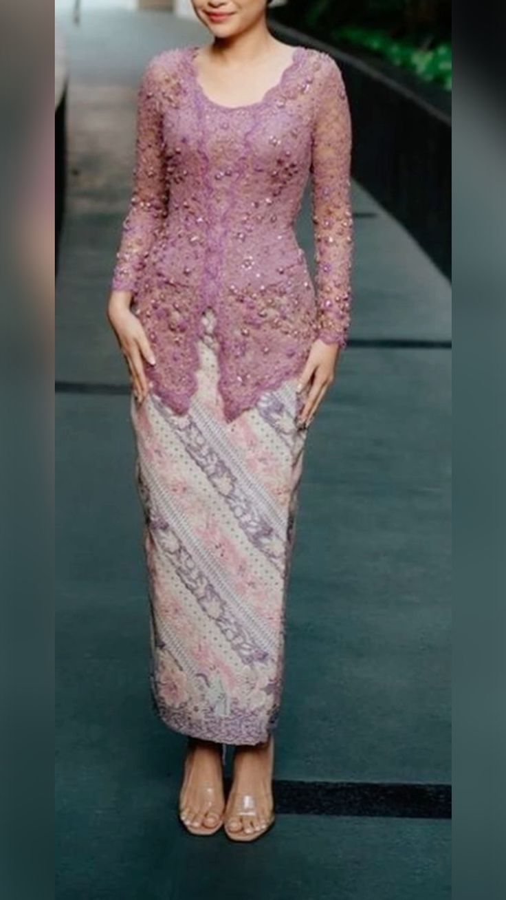 gaun batik Model Kebaya Untuk Orang Gemuk, Kebaya Brokat Modern, Atasan Brokat, Kebaya Graduation, Nikah Outfit, Kebaya Modern Dress, Batik Kombinasi, Kebaya Brokat, Batik Modern