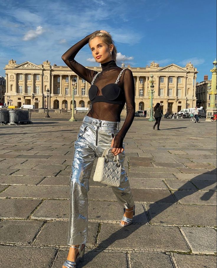 Silver Pants Outfit, Styling Turtlenecks, Xenia Adonts, Metallic Trousers, Silk Joggers, Outfit Elegantes, Silver Pants, Top Street Style, Fiesta Outfit