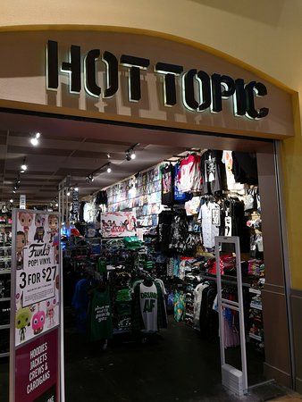 Hot topic store Hot Topic Aesthetic, Old Hot Topic, Hot Topic Store, Rawr Xd, Summer Jobs, Birthday Planning, Model Aesthetic, Illustration Fashion Design, Emo Scene