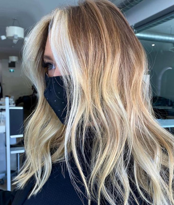 Blonde Hair with Money Pieces Money Price Hair, Vivid Money Piece Hair Blonde, Fall Hair Colors 2022 Trends Blonde, Fall 2022 Hair Trends Blonde, Fall 2022 Hair Colors, Money Piece Hair Blonde, Fall 2022 Hair Trends, Fall 2022 Hair, Money Piece Hair