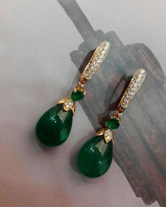 Ear Ring Design, Necklace Women Gold, Women Gold Chain, Emerald Drop Earrings, Emerald Earrings Drop, Earrings Emerald, Gold Chain Design, Mexican Jewelry, Black Beaded Jewelry