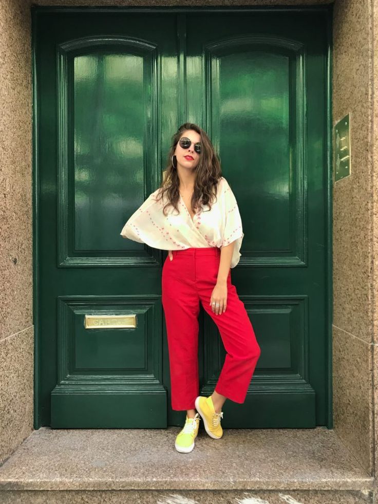 Gold Shoes Outfit, Looks Com All Star, Sneakers Street, Yellow Sneakers, Practical Fashion, Gold Shoes, Colored Pants, Red Pants, Sneakers Outfit