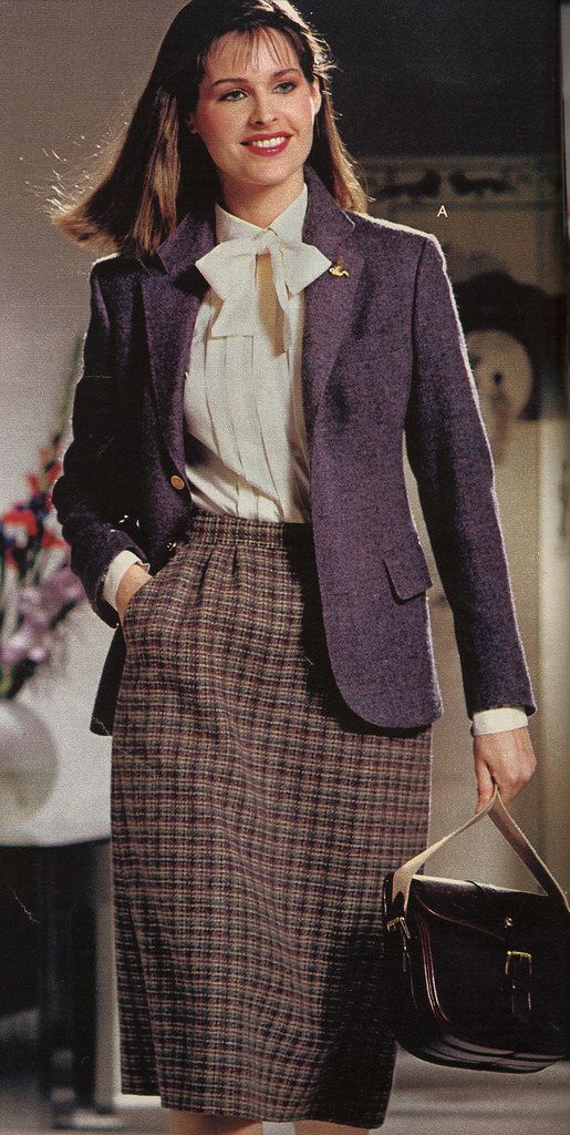 Spiegel Fall 81  3 Retro Corporate Aesthetic, Tv News Reporter Outfits, 80s Fashion Business, 80s Work Outfit, 80s Office Fashion, 80s Business Woman, Suit And Scarf, Journalist Outfit, 80s Fits