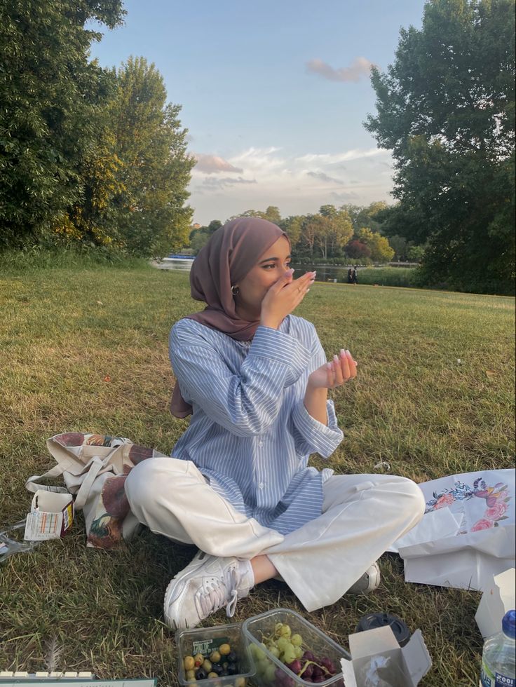 Hijabi outfit aesthetic picnic summer Picnic Outfit Ideas Casual, Muslim Summer Outfits, Modest Summer Outfits Muslim, Summer Outfits Muslim, Hijabi Aesthetic Outfits, Aesthetic Hijabi Outfits, Picnic Outfit Ideas, Picnic Date Outfits, Hijabi Summer Outfits