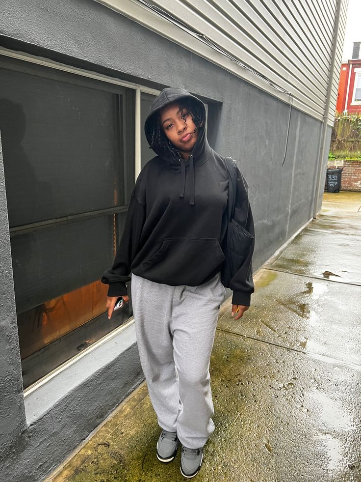 Baggy Black Hoodie Outfit, Hoodie Season Outfits, Baggie Hoodie Outfit, Oversized Joggers Outfit, Oversized Hoodie With Shorts, Grey Oversized Hoodie Outfit, Black Essential Hoodie Outfit, Black Hoodie Outfit Winter, Jordan Joggers Outfit