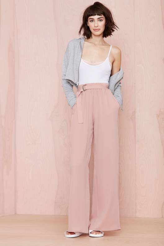 easy summer work outfits // pink trousers // blunt bob Flowy Pants Outfit, Pants 2020, Korean Pants, Pink Trousers, Printed Wide Leg Pants, Flowy Pants, Pink Pants, Inspired Outfits, Looks Style