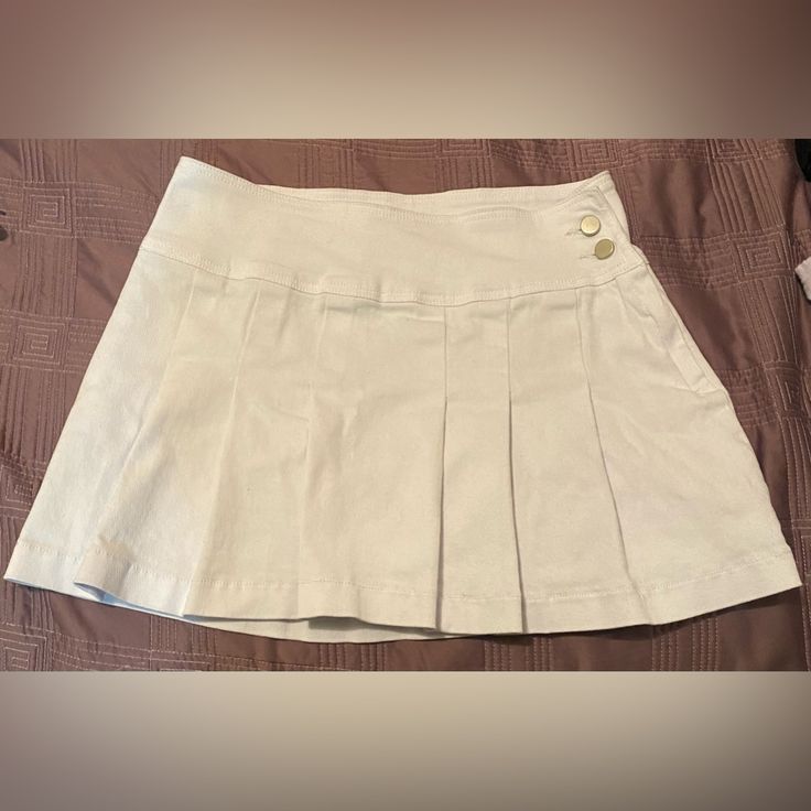 New With Tag Very Cute Classic White Skort, Classic White Short Skort, White Pleated Skort In Classic Style, White Fitted Classic Mini Skirt, Classic Fitted White Mini Skirt, Classic White Pleated Skort, White Pleated Cotton Skort, White Cotton Pleated Skort, Classic White Lined Skort