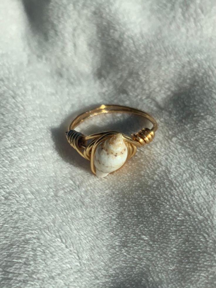 Seashell Ring Diy, Seashell Engagement Ring, Unique Wire Rings, Handmade Jewelry Rings, Diy Shell Ring, Handmade White Shell Rings, Adjustable Gold Shell Ring, Adjustable Wire Wrapped Shell-shaped Jewelry, Ring Designs Diy