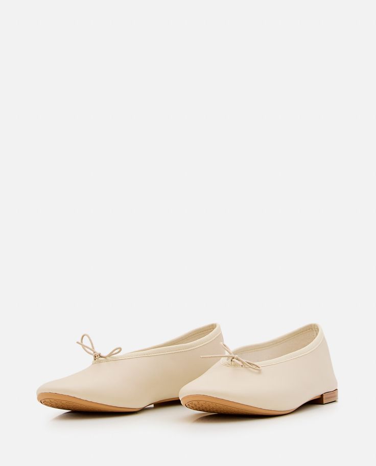 Calfskin insole. Cotton lining. Leather covered heel. Turned-up reverse stitching. Natural rubber sole. Color: white. Composition: 100% Calf Skin Spring Cream Leather Shoes With Rubber Sole, White Heels With Rubber Sole, Beige Ballet Flats With Textured Sole And Round Toe, Beige Ballet Flats With Rubber Sole, Beige Leather Sole Slip-on Ballet Flats, Beige Flat Leather Shoes With Branded Insole, White Flat Leather Shoes With Stitched Sole, White Leather Shoes With Rubber Sole And Flat Heel, Cream Leather Shoes With Flat Heel For Spring