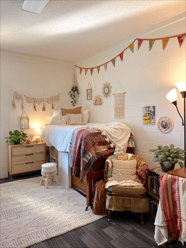 a bed room with a neatly made bed and lots of pillows on the bedspread