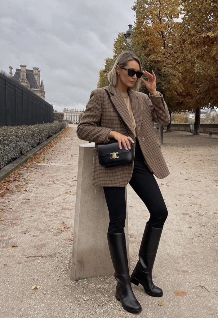 Riding Boots Outfit Winter, Black Riding Boots Outfit, Riding Boots Outfit, Minimalist Chic Outfit, Popular Fall Outfits, Riding Boot Outfits, Long Black Boots, Winter Boots Outfits, Blazer Outfits Casual