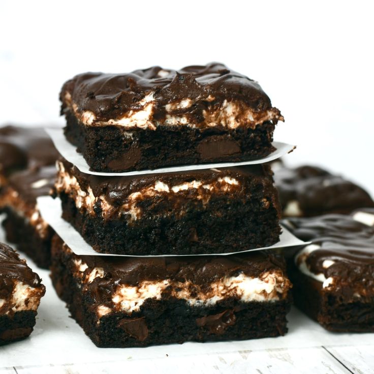 there are chocolate brownies with marshmallows on top