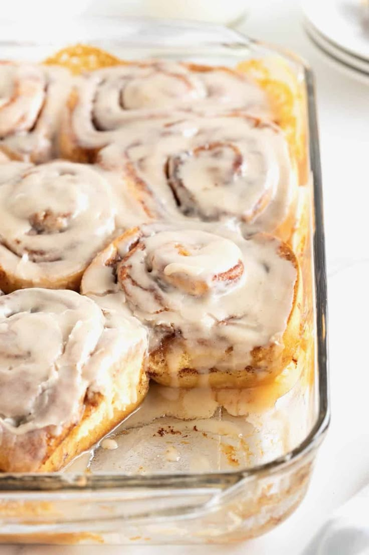 Canned Cinnamon Roll Hack - The BakerMama Cinnomon Rolls, Christmas Eve Lunch, Biscuits Cinnamon Rolls, Cinnamon Roll Hack, Pillsbury Cinnamon Roll Recipes, Using Canned Biscuits, Cinnamon Rolls Christmas, Christmas Party Foods, Biscuit Cinnamon Rolls