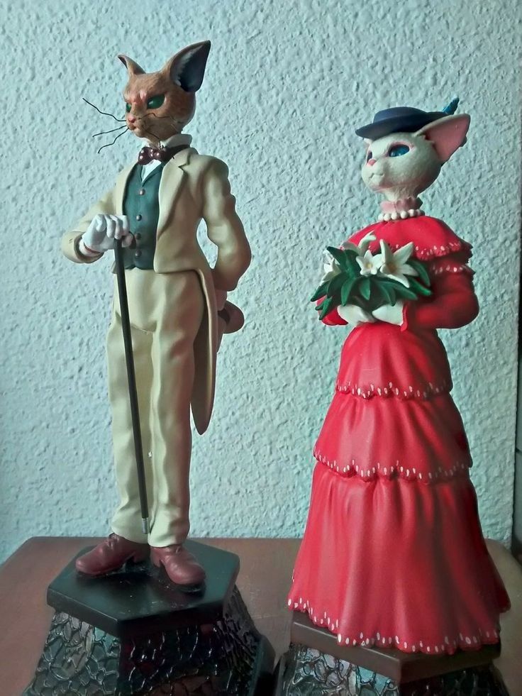 there are two figurines that look like they are dressed in old fashioned clothing