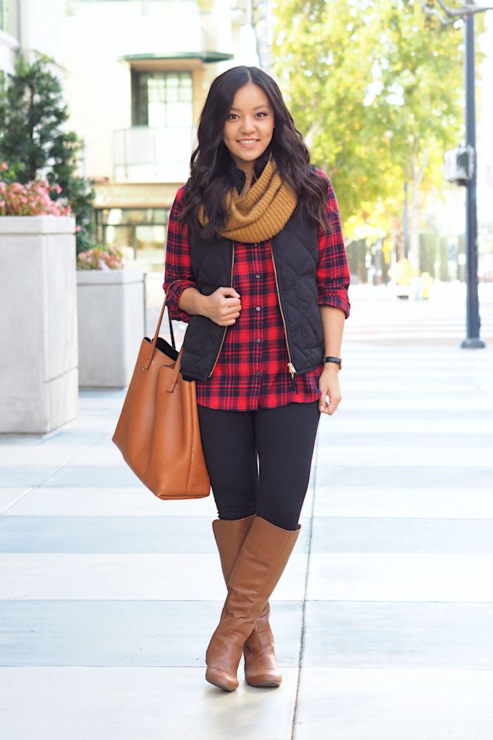 Red and black plaid shirt+ochre scarf+black quilted vest+balcks kinny pants+cognac boots+cognac tote bag. Fall Casual Outfit 2017 Long Tops For Leggings, Holiday Party Outfit Casual, Black Plaid Shirt, Cute Outfits With Leggings, Look Legging, Casual Party Outfit, Black Leggings Outfit, How To Wear Leggings, Flannel Outfits