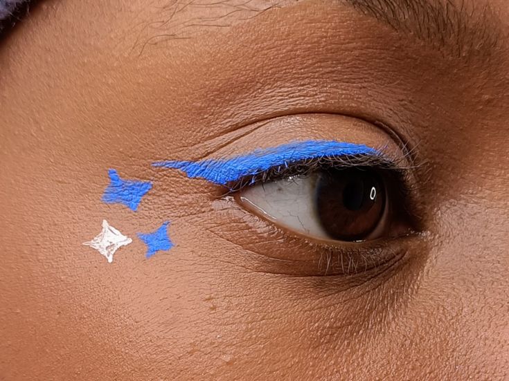 #makeup #liner #eyeshadow #blue #white  #stars #aesthetic #ghabzies White Stars Aesthetic, Blue And White Eyeliner, Blue Liner Makeup, Blue Graphic Eyeliner, Blue Graphic Liner, Navy Blue Eyeliner, Liner Eyeshadow, Blue Face Paint, Blue Eyeliner Makeup