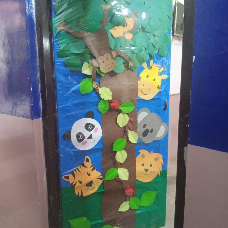 School kindergarten jungle animal door decoration Jungle Door, Safari Classroom, Jungle Animals Decorations, Kindergarten Decoration, Jungle Theme Classroom, Kindergarten Decorations, School Board Decoration, School Door Decorations, Classroom Doors