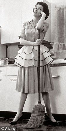 COSTUMES- Christine's more casual dress, without the apron. She would wear it when there is not much company at the house. 1950s Housewife, 1950s Woman, Vintage Housewife, Nostalgic Memories, Retro Housewife, Domestic Goddess, Look Retro, Desperate Housewives, Foto Vintage