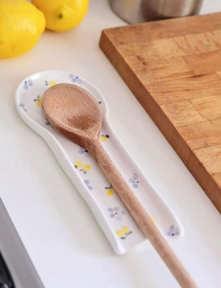 Spoon Rest Diy, Easy Clay Sculptures, Ideas Ceramica, Ceramica Ideas, Lemon Design, Pottery Pots, Ceramic Spoon Rest, Ceramic Workshop, Clay Diy Projects