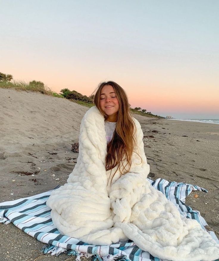 Winter Beach Outfit, Sunset Beach Pictures, Beach Instagram Pictures, Winter Sunrise, Sunrise Pictures, Winter Beach, Winter Photoshoot, Beach Pictures Poses, Sunrise Beach