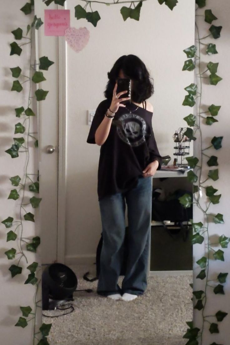 Outfit Inspo Black Baggy Jeans, Grundge Girl Fits, School Fits Grunge, Grunge T Shirt Outfit, Simple Alt Outfits For School, Girls Grunge Outfits, Simple Outfits Grunge, Gruge Outfits Girl, Grunge Outfits Cute