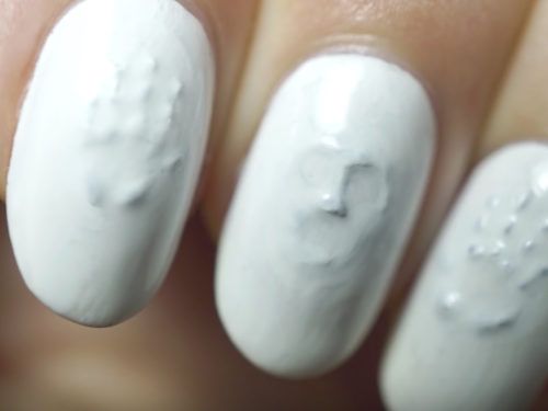 This 3D ghost manicure is nail art that will frighten even the bravest beauty gurus Ghost Manicure, Ghost Nail Art, 2 Ghosts, Sugar Skull Nails, Ghost Nail, Holiday Nails Diy, Halloween Nail Art Tutorial, Ghost Nails, Halloween Nail Art Easy