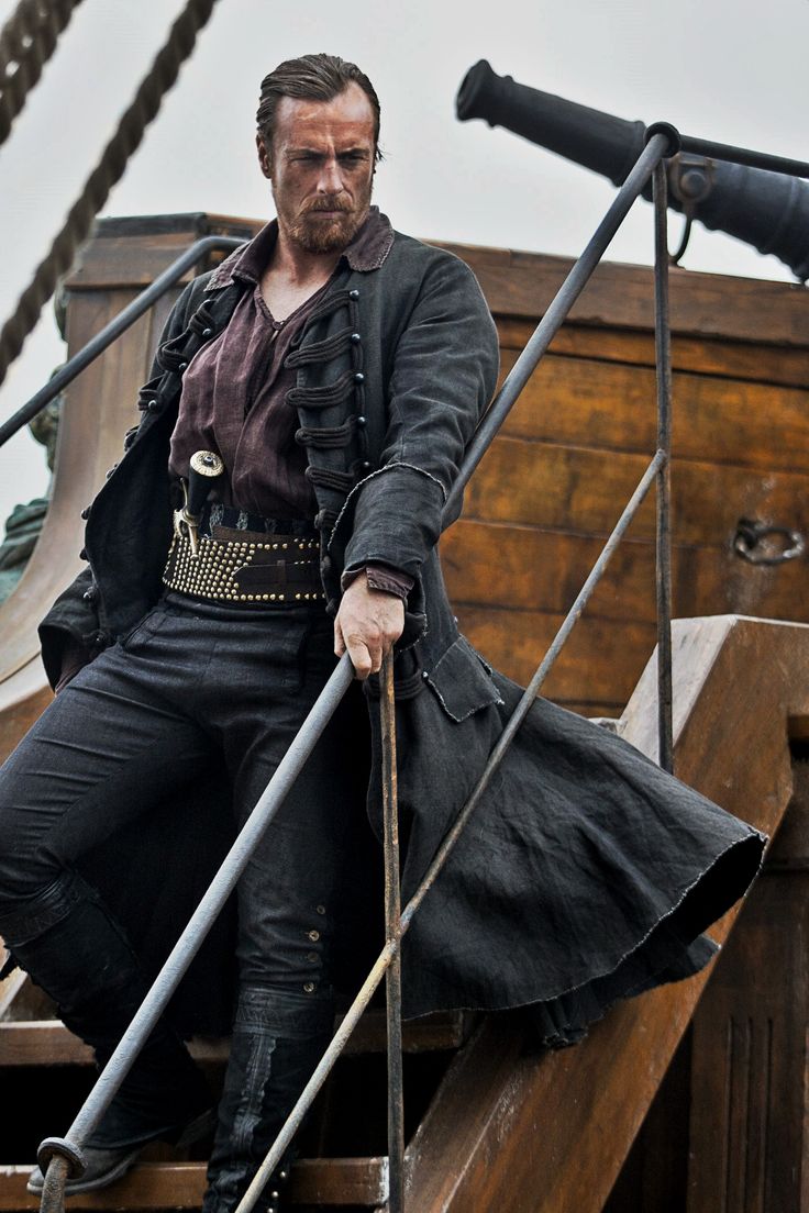 Captain Flint Black Sails Flint Black Sails, Pirate Larp, Pirate Garb, Captain Flint, Toby Stephens, Pirates Life, Pirate Outfit, Foto Portrait, Black Sails