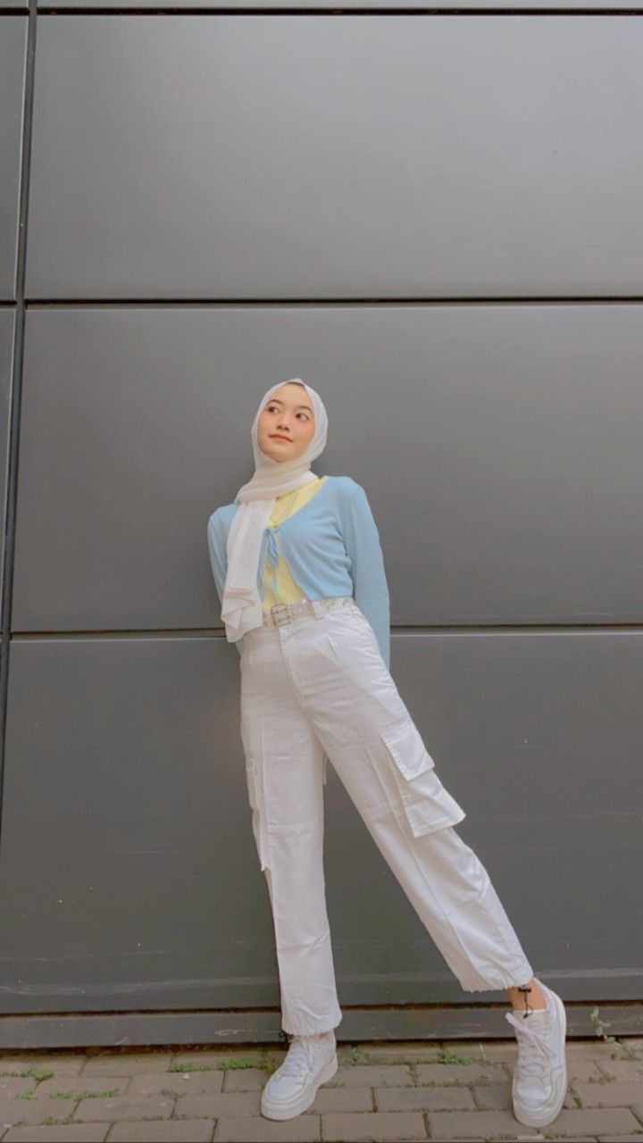 Crop Cardigan Outfit Hijab, Ootd Cardigan Crop Hijab, Ootd Cardigan Crop, Outfit Celana Cargo, Style Kuliah, Crop Cardigan Outfit, Ootd Cardigan, Celana Cargo, Cropped Outfits