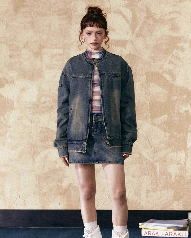 A denim jacket with a loose silhouette that exudes a seasonal look and presence.

Another great thing about it is that it has a length that covers your hips, giving you a neat overall look.

Just add one piece to a simple outfit to add style.

◾️Model
Height/Weight: 160cm/42kg
Try-on size: L




Size (cm)
Length
Shoulder
Chest
袖丈


S
62.5
52
116
63


M
64.5
53
120
64


L
66.5
54
124
65 Spring Grunge Relaxed Fit Outerwear, Denim Outerwear With Frayed Hem In Washed Blue, Relaxed Fit Washed Blue Outerwear With Frayed Hem, Grunge Cotton Outerwear With Frayed Hem, Washed Blue Denim Outerwear With Frayed Hem, Denim Blue Outerwear With Frayed Hem For Streetwear, Frayed Hem Outerwear For Fall Streetwear, Denim Blue Relaxed Fit Outerwear With Frayed Hem, Washed Blue Long Sleeve Outerwear With Frayed Hem