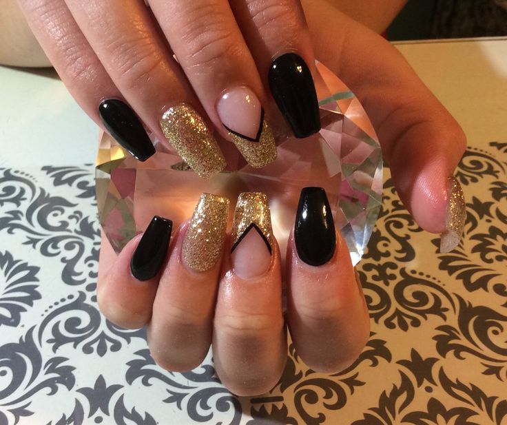 Black And Glitter Gold Nails, Cute Black And Gold Nails, Nails With Design Fall, Black And Gold Nails Acrylic, Black And Golden Nails, Black And Gold Acrylic Nails, Black Holiday Nails, Black And Gold Nails Ideas, Black And Gold Nail Designs