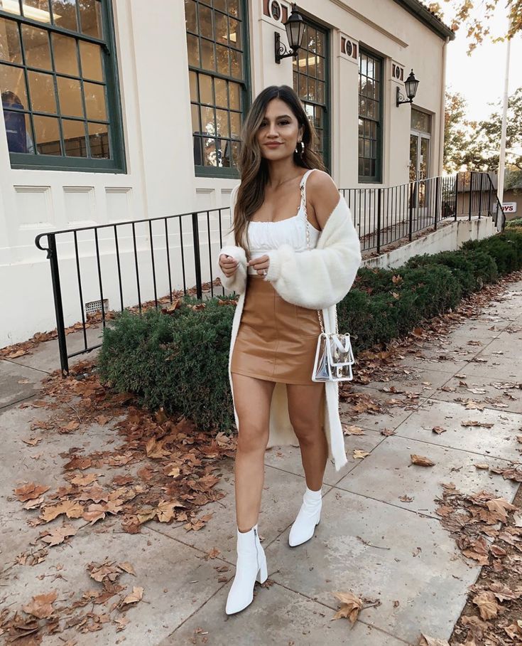 White Boots Outfit Ideas, Cute Outfits With White Boots, White Boot Heels Outfit, Dresses With White Boots, White Short Boots Outfit, Fall Outfits With White Boots, Outfit Ideas With White Boots, Outfit Sueter Blanco, Outfit Botines Blancos