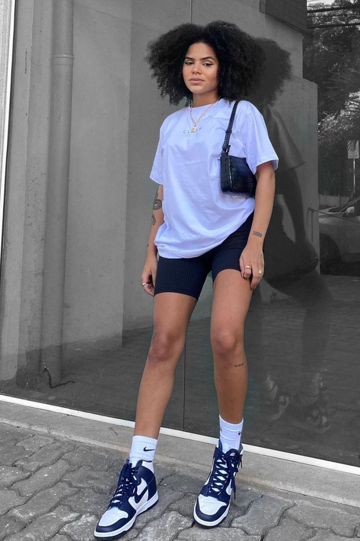 Biker Shorts And Jordans Outfit, Shorts Jordan Outfits, Shorts And Shirt Outfit Women, Outfits Shorts Jeans, Jeans Shorts Outfits Women, Nike Short Outfits, Styling Biker Shorts, Air Force 1 Outfit Women, White Nike T Shirt